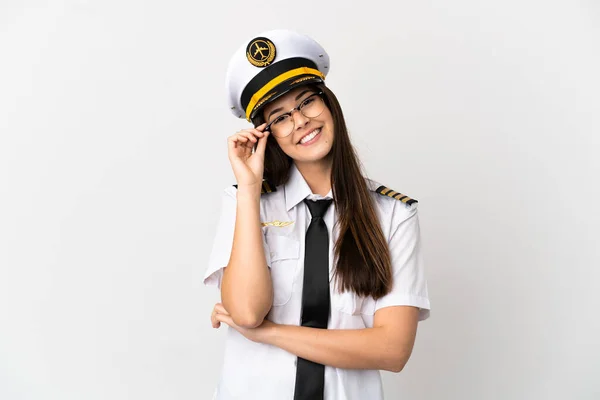 巴西女飞行员戴着眼镜 快乐地飞越了孤立的白色背景 — 图库照片