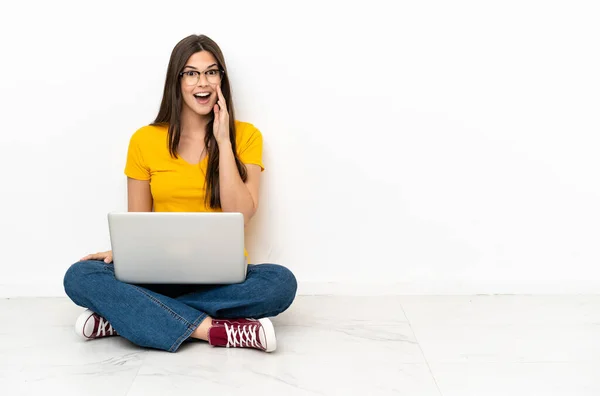 Young Woman Laptop Sitting Floor Surprise Shocked Facial Expression — 图库照片