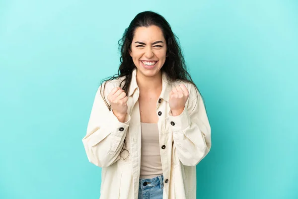 Jonge Kaukasische Vrouw Geïsoleerd Blauwe Achtergrond Gefrustreerd Door Een Slechte — Stockfoto