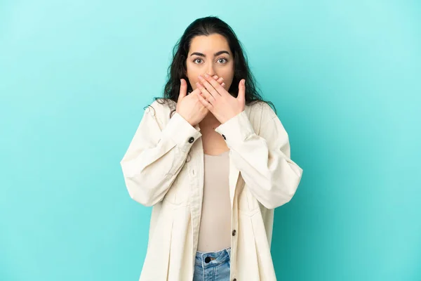 Giovane Donna Caucasica Isolata Sfondo Blu Che Copre Bocca Con — Foto Stock