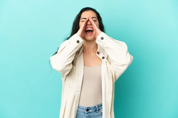 Jonge Kaukasische Vrouw Geïsoleerd Blauwe Achtergrond Schreeuwen Kondigen Iets — Stockfoto