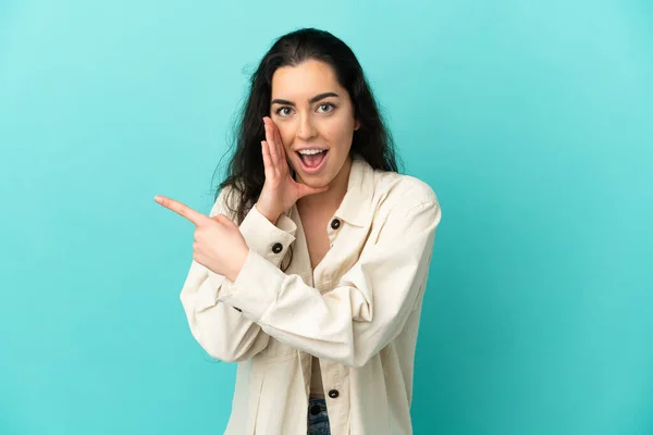 Young Caucasian Woman Isolated Blue Background Pointing Side Present Product — Stock Photo, Image