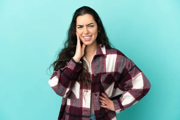 Jovem Caucasiana Isolada Fundo Azul Com Dor Dente — Fotografia de Stock