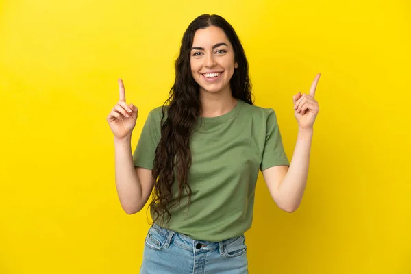 Joven Mujer Caucásica Aislada Sobre Fondo Amarillo Señalando Una Gran —  Fotos de Stock