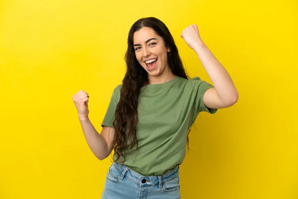 Sarı Arka Planda Izole Edilmiş Beyaz Bir Kadın Zaferi Kutluyor — Stok fotoğraf
