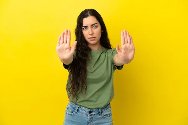 Jovem Mulher Caucasiana Isolado Fundo Amarelo Fazendo Parar Gesto Decepcionado — Fotografia de Stock