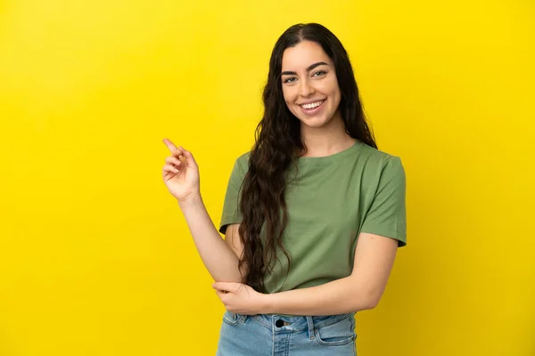 Sarı Arka Planda Izole Edilmiş Genç Beyaz Kadın Mutlu Dik — Stok fotoğraf