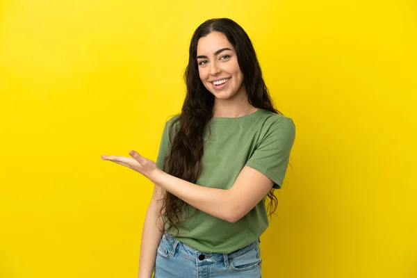 Mulher Caucasiana Jovem Isolado Fundo Amarelo Apresentando Uma Ideia Enquanto — Fotografia de Stock