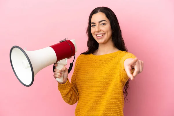 Joven Mujer Caucásica Aislada Sobre Fondo Rosa Sosteniendo Megáfono Sonriendo —  Fotos de Stock