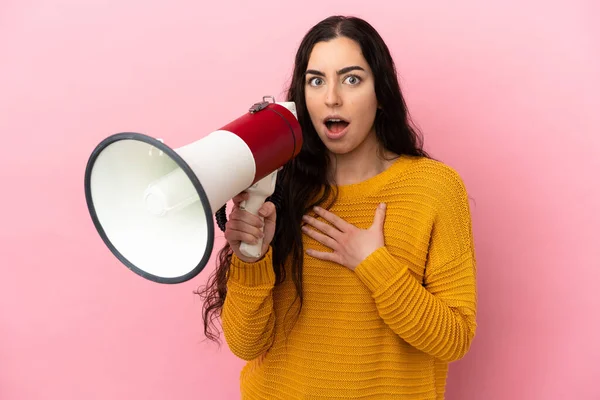 Jonge Kaukasische Vrouw Geïsoleerd Roze Achtergrond Schreeuwen Door Een Megafoon — Stockfoto