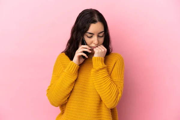 Mulher Caucasiana Jovem Usando Telefone Celular Isolado Fundo Rosa Com — Fotografia de Stock