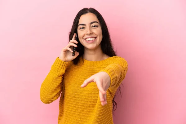 Νεαρή Καυκάσια Γυναίκα Που Χρησιμοποιεί Κινητό Τηλέφωνο Απομονώνονται Ροζ Φόντο — Φωτογραφία Αρχείου