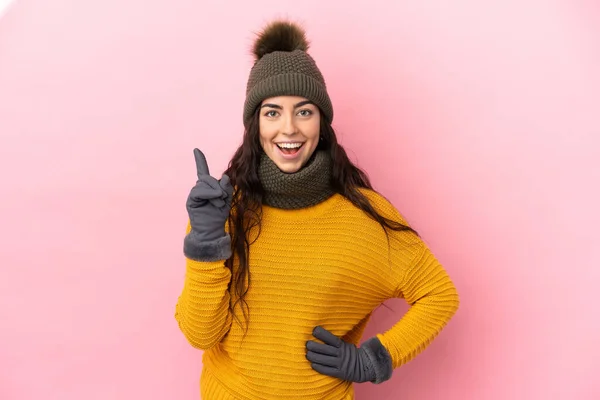 Jovem Caucasiana Com Chapéu Inverno Isolado Fundo Roxo Pensando Uma — Fotografia de Stock