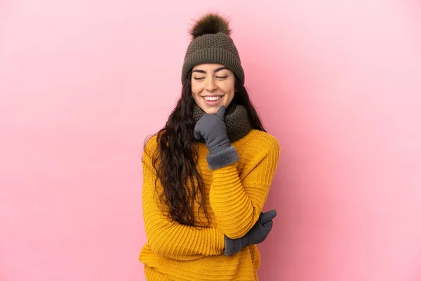 Jovem Caucasiana Com Chapéu Inverno Isolado Fundo Roxo Olhando Para — Fotografia de Stock