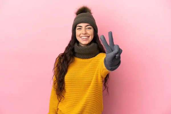 Jovem Caucasiana Com Chapéu Inverno Isolado Fundo Roxo Sorrindo Mostrando — Fotografia de Stock