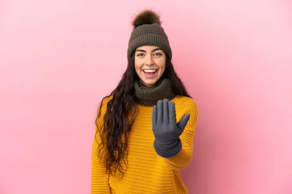 Menina Caucasiana Jovem Com Chapéu Inverno Isolado Fundo Roxo Convidando — Fotografia de Stock