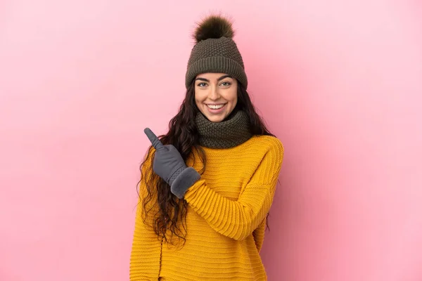 Menina Caucasiana Jovem Com Chapéu Inverno Isolado Fundo Roxo Apontando — Fotografia de Stock