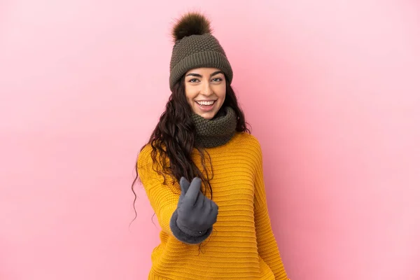 年轻的高加索女孩 头戴紫色背景的冬帽 做着赚钱的姿势 — 图库照片