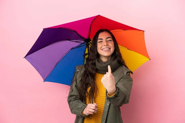 Giovane Donna Che Tiene Ombrello Isolato Sfondo Rosa Facendo Gesto — Foto Stock