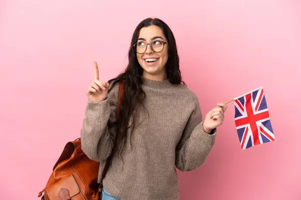 Mladá Běloška Drží Vlajku Spojeného Království Izolované Růžovém Pozadí Ukazuje — Stock fotografie