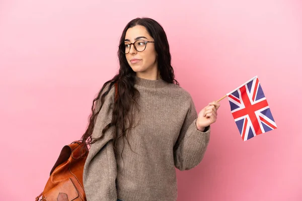 Jovem Caucasiana Segurando Uma Bandeira Reino Unido Isolada Fundo Rosa — Fotografia de Stock