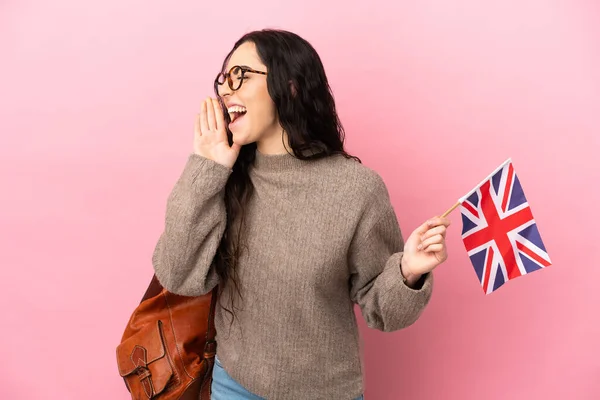Mladá Běloška Drží Vlajku Spojeného Království Izolované Růžovém Pozadí Křičí — Stock fotografie