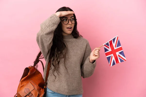 Mladá Běloška Drží Vlajku Spojeného Království Izolované Růžovém Pozadí Dělá — Stock fotografie