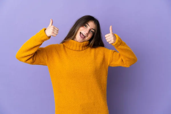 Ung Kaukasiska Kvinna Isolerad Lila Bakgrund Ger Tummen Upp Gest — Stockfoto