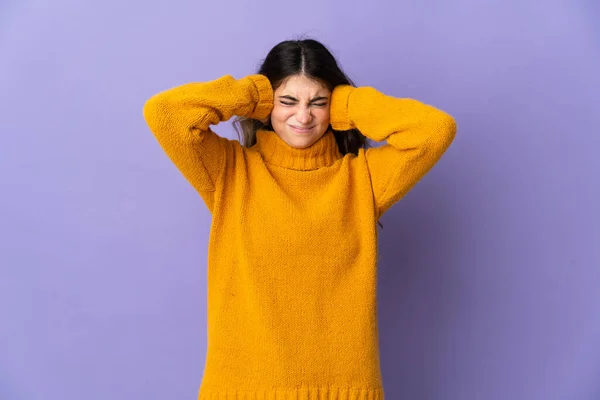 Mulher Caucasiana Jovem Isolado Fundo Roxo Frustrado Cobrindo Orelhas — Fotografia de Stock