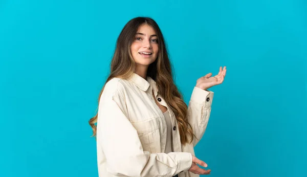 Mladá Kavkazská Žena Izolované Modrém Pozadí Natahuje Ruce Stranu Pro — Stock fotografie