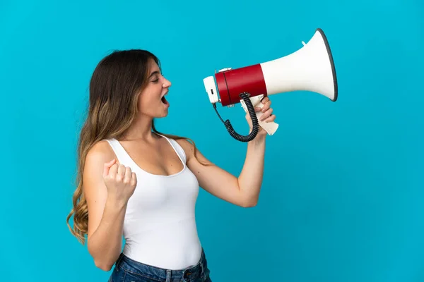 Jeune Femme Caucasienne Isolée Sur Fond Bleu Criant Travers Mégaphone — Photo