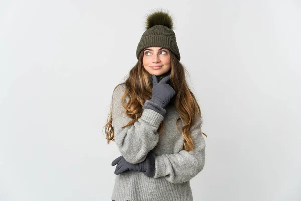 Молодая Белая Женщина Зимней Шляпе Белом Фоне Сомнениями — стоковое фото