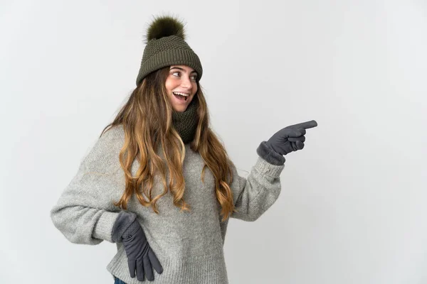 Mulher Branca Jovem Com Chapéu Inverno Isolado Fundo Branco Apontando — Fotografia de Stock