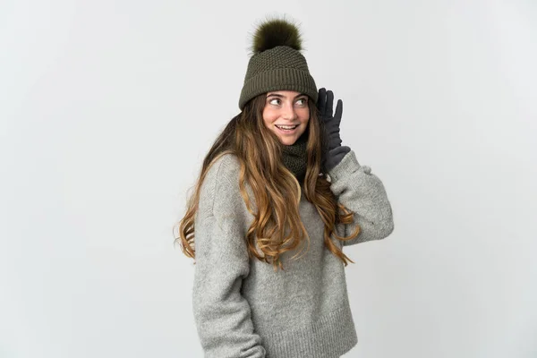 Mulher Caucasiana Jovem Com Chapéu Inverno Isolado Fundo Branco Ouvir — Fotografia de Stock