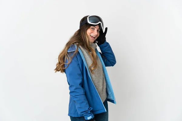 Ragazza Sciatore Con Occhiali Snowboard Isolato Sfondo Bianco Ascoltando Qualcosa — Foto Stock