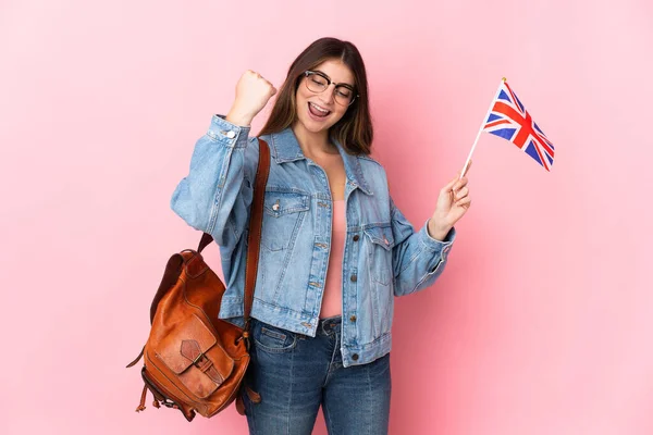 Jovem Segurando Uma Bandeira Reino Unido Isolada Fundo Rosa Comemorando — Fotografia de Stock