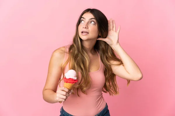 Young Caucasian Woman Cornet Ice Cream Isolated Pink Background Listening — Fotografia de Stock