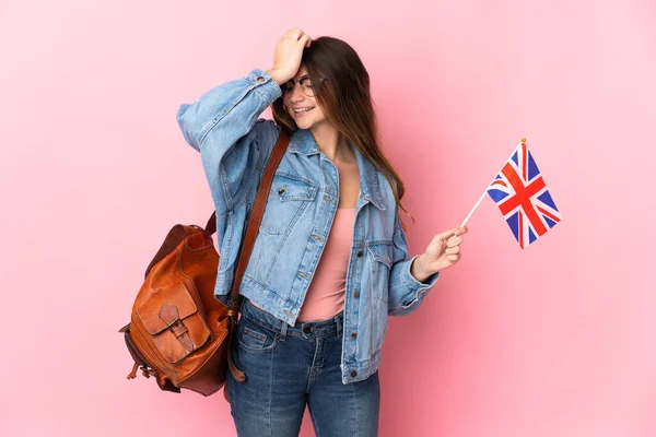 Mladá Žena Držící Vlajku Spojeného Království Izolované Růžovém Pozadí Něco — Stock fotografie