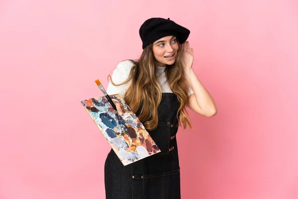 Ung Konstnär Kvinna Håller Palett Isolerad Rosa Bakgrund Lyssna Något — Stockfoto