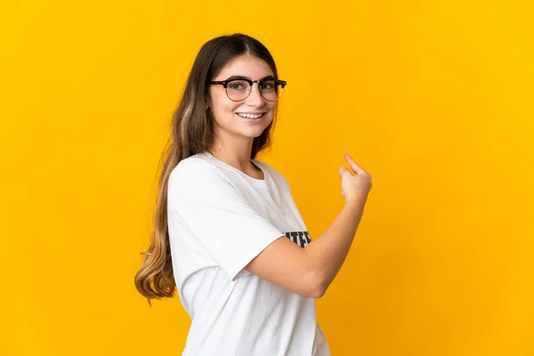 Jonge Vrijwilliger Vrouw Geïsoleerd Gele Achtergrond Wijzend Terug — Stockfoto