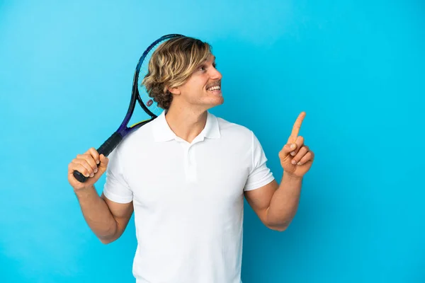 Blonde Tennis Player Man Isolated Blue Background Pointing Great Idea — Fotografia de Stock