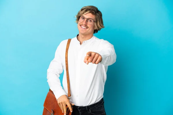 Mladý Blonďatý Podnikatel Izolovaný Modrém Pozadí Ukazuje Prstem Vás Sebevědomým — Stock fotografie