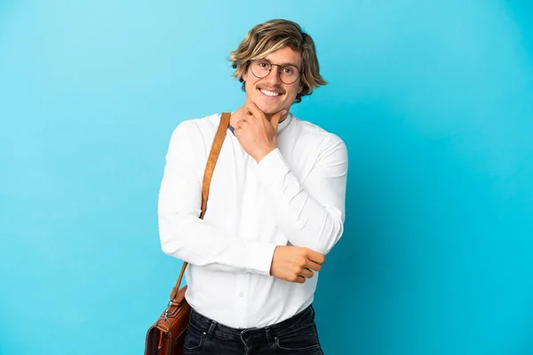 Jovem Loira Empresário Isolado Fundo Azul Com Óculos Sorrindo — Fotografia de Stock
