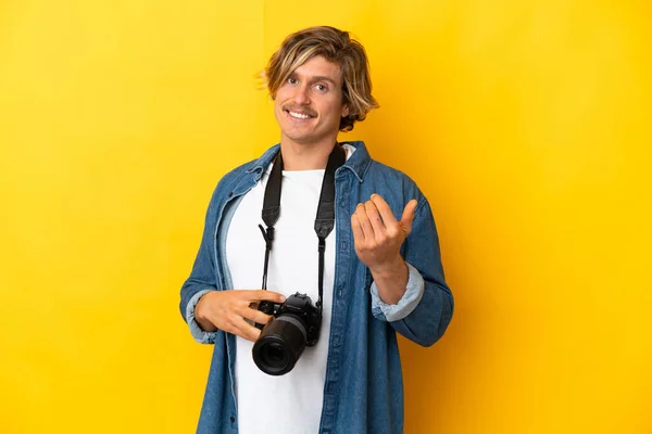 Jonge Fotograaf Man Geïsoleerd Gele Achtergrond Uitnodigend Komen Met Hand — Stockfoto
