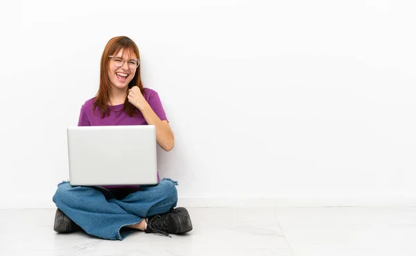 Rothaariges Mädchen Mit Laptop Das Auf Dem Boden Sitzt Und — Stockfoto