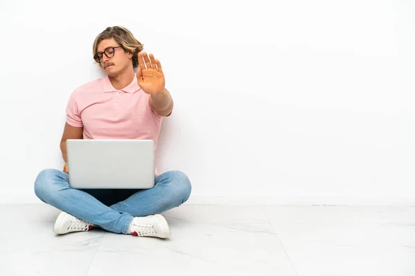 Jovem Caucasiano Sentado Chão Com Seu Laptop Isolado Fundo Branco — Fotografia de Stock