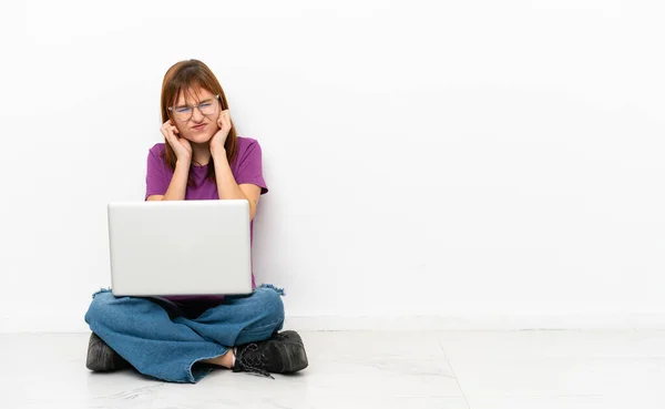 Rothaariges Mädchen Mit Laptop Das Frustriert Auf Dem Boden Sitzt — Stockfoto