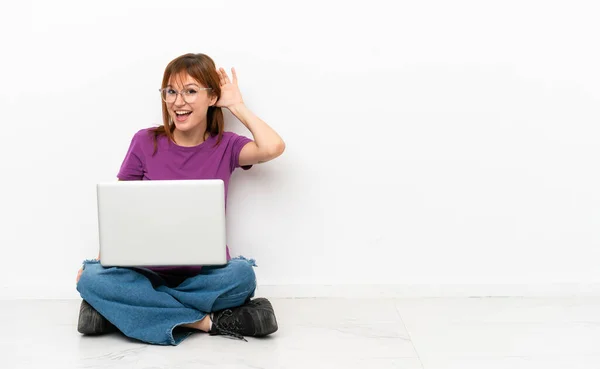 Rothaariges Mädchen Mit Laptop Das Auf Dem Boden Sitzt Und — Stockfoto