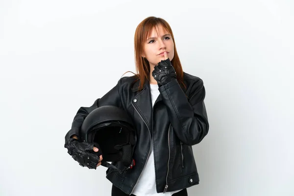 Руда Дівчина Мотоциклетним Шоломом Ізольована Білому Тлі Має Сумніви Під — стокове фото