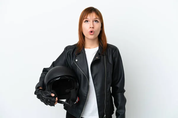 Roodharige Meisje Met Een Motorfiets Helm Geïsoleerd Witte Achtergrond Zoek — Stockfoto